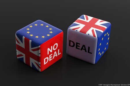 due cubi con sulle facce i colori bandiere ue e uk e le parole deal e no deal