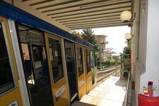 Una foto della cerimonia di riapertura della funicolare