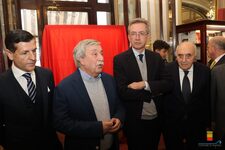 Saluto del Sindaco Manfredi al dono del calco del piede di Maradona da Stefano Ceci al Caffè Gambrinus