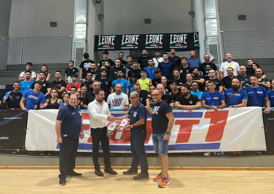 Consegna dei guantoni al comune