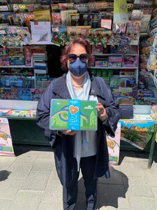 L'assessore Armato presenta l'iniziativa a favore di Telethon in un'edicola a Napoli