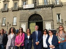 Le elette del Comune in piazza con il Sindaco Manfredi in segno di solidarietà per le donne iraniane 