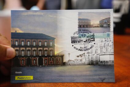 Presentato il francobollo speciale e l’annullo postale “L’Italia riparte, Napoli ti aspetta"