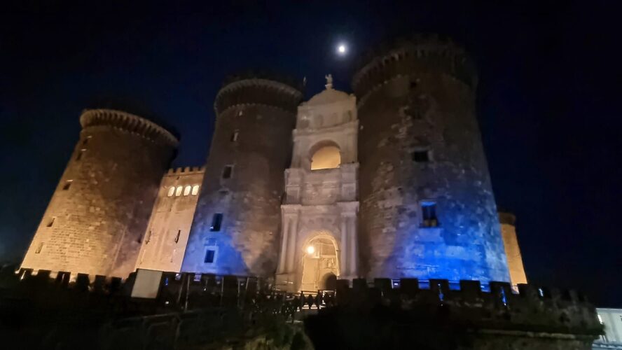 Il Maschio Angioino si illumina di blu per la Giornata Nazionale delle vittime civili delle guerre e dei conflitti nel mondo