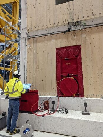 immagine di un tecnico che testa un edificio con i pannelli in legno NOTICE-EUB