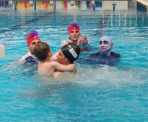 Il piccolo Vincenzo alla piscina Scandone