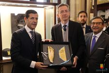 Saluto del Sindaco Manfredi al dono del calco del piede di Maradona da Stefano Ceci al Caffè Gambrinus