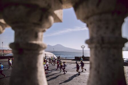 Una foto della maratona per le strade di Napoli