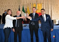 Un momento della cerimonia in sala Giunta a Palazzo San Giacomo