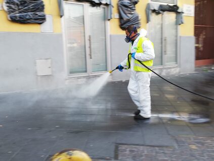 Un operatore mentre pulisce una strada