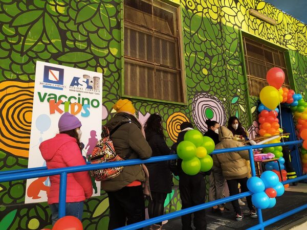 Una foto con dei bambini in coda