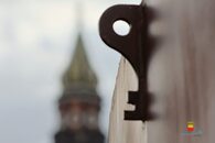 La scultura "Key of Today" a Piazza Mercato