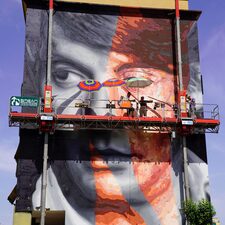 Inaugurato a Scampia, alla presenza di Dori Ghezzi, il murale dedicato a Fabrizio De André dipinto da Jorit con Trisha Palma