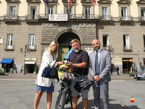  Mykola Zhyriada il ciclista per la pace ucraino ha fatto tappa a Napoli 