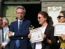 Le elette del Comune in piazza con il Sindaco Manfredi in segno di solidarietà per le donne iraniane 