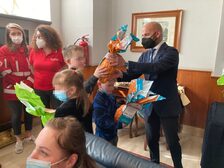 L'assessore Trapanese con i bambini ucraini