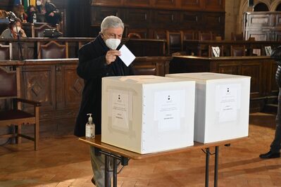 Il consigliere Bassolino al voto