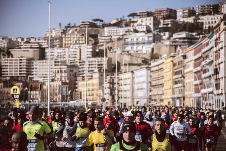 Una foto della maratona per le strade di Napoli