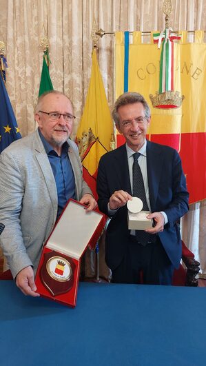 Una delegazione di parlamentari tedeschi è stata ricevuta stamattina in sala giunta dal sindaco Gaetano Manfredi insieme all'assessore al Turismo Teresa Armato. Il primo cittadino ha evidenziato "i legami storici" tra Napoli e la Germania dai tempi di Federico II.  "Qui da noi i tedeschi si sentono a casa - ha aggiunto Manfredi -. Sono già in corso rilevanti scambi culturali ed economici tra la nostra città e la Germania: stiamo lavorando per saldare ancora di più questi rapporti grazie all'apporto del Goethe Institut. Inoltre in questa fase delicata, in quanto capitale euromediterannea - ha concluso il sindaco- Napoli è il luogo per costruire un dialogo basato su valori comuni".  Durante l'incontro è stato programmato un gemellaggio tra Napoli ed Amburgo, città portuale che presenta grandi affinità con la nostra città.