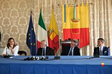 Un momento della cerimonia in sala Giunta a Palazzo San Giacomo