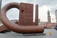 La scultura "Key of Today" a Piazza Mercato
