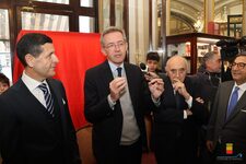 Saluto del Sindaco Manfredi al dono del calco del piede di Maradona da Stefano Ceci al Caffè Gambrinus