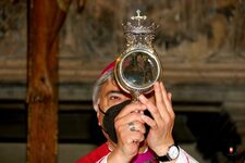 Un momento della celebrazione al Duomo e della processione