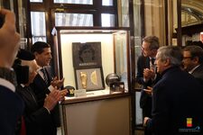 Saluto del Sindaco Manfredi al dono del calco del piede di Maradona da Stefano Ceci al Caffè Gambrinus