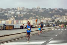 Mezza Maratona Napoli, festa per cinquemila runner in città. Primi l'etiope Edris e la polacca Mach, terza l'azzurra Lonedo