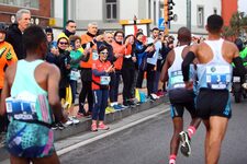 Mezza Maratona Napoli, festa per cinquemila runner in città. Primi l'etiope Edris e la polacca Mach, terza l'azzurra Lonedo
