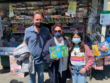 L'assessore Armato presenta l'iniziativa a favore di Telethon in un'edicola a Napoli