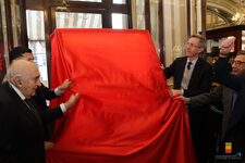 Saluto del Sindaco Manfredi al dono del calco del piede di Maradona da Stefano Ceci al Caffè Gambrinus