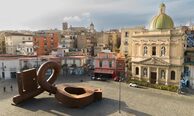 La scultura "Key of Today" a Piazza Mercato
