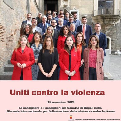 Foto di gruppo dei consiglieri comunali per la giornata contro la violenza sulle donne
