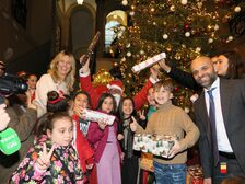 A Palazzo San Giacomo è iniziata la distribuzione dei Giocattoli Sospesi