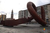La scultura "Key of Today" a Piazza Mercato