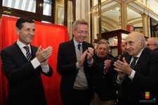 Saluto del Sindaco Manfredi al dono del calco del piede di Maradona da Stefano Ceci al Caffè Gambrinus