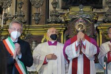 Un momento della celebrazione al Duomo e della processione