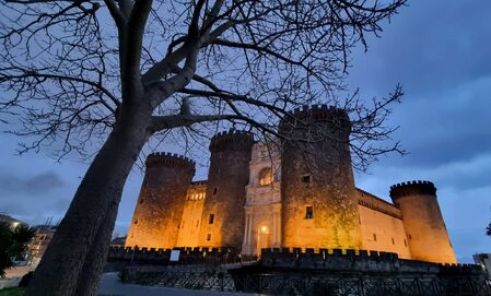 Il Maschio Angioino colorato di giallo per la giornata internazionale della donna