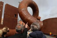 La scultura "Key of Today" a Piazza Mercato