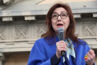 La scultura "Key of Today" a Piazza Mercato