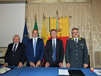 foto tavolo firmatari 2