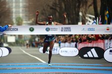 Mezza Maratona Napoli, festa per cinquemila runner in città. Primi l'etiope Edris e la polacca Mach, terza l'azzurra Lonedo